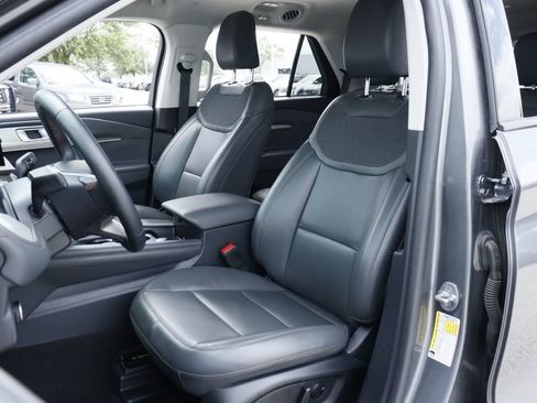 Used 2025 Ford Explorer Active w/ Active Comfort Package RWD image 10