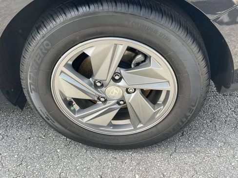 Certified 2025 Hyundai Elantra SE FWD image 4