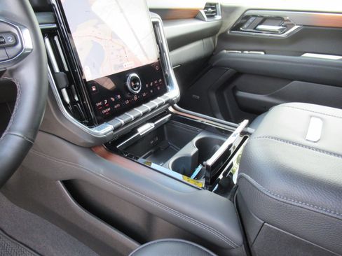Used 2025 GMC Yukon XL Denali AWD/4WD image 16