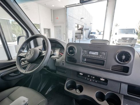 Used 2025 Mercedes-Benz Sprinter 2500 image 19