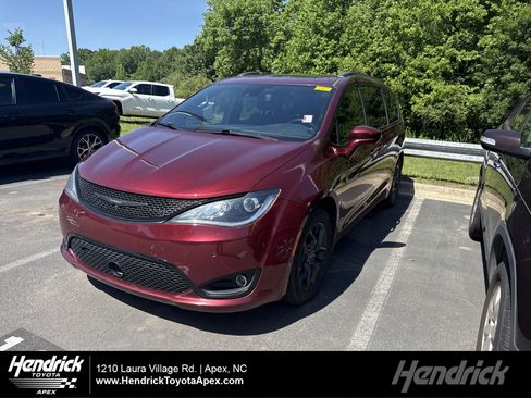 Used 2019 Chrysler Pacifica Touring-L FWD image 1