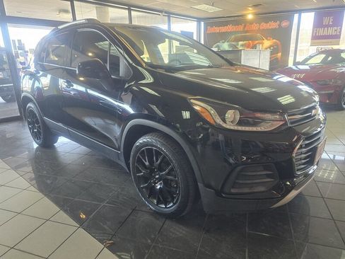 Used 2021 Chevrolet Trax LT w/ Midnight Edition image 3