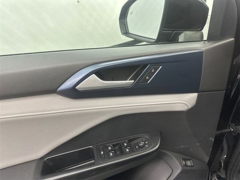 Used 2024 Volkswagen Taos SE image 12