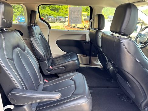Used 2023 Chrysler Pacifica Touring-L FWD image 11