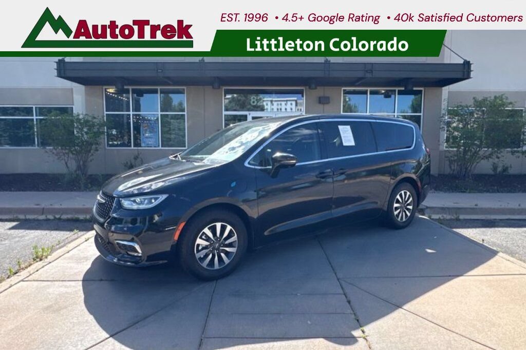 Used 2022 Chrysler Pacifica Touring-L w/ Uconnect Theater Family Group FWD image 1