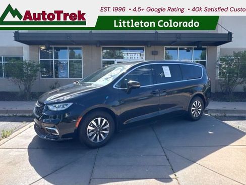 Used 2022 Chrysler Pacifica Touring-L w/ Uconnect Theater Family Group FWD image 1