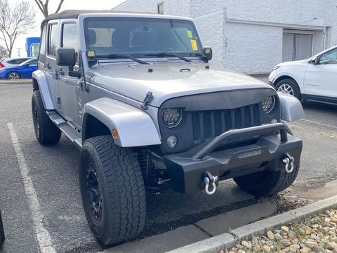 Used 2016 Jeep Wrangler Unlimited Sahara image 4