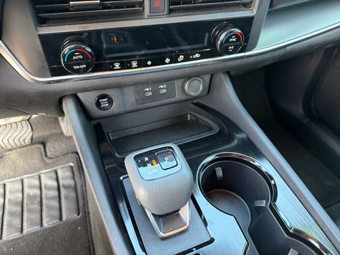 Used 2024 Nissan Rogue SV AWD/4WD image 32