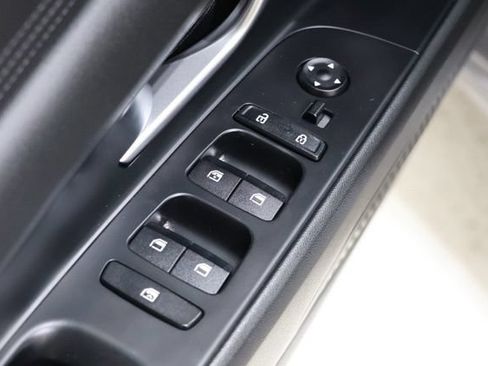 Used 2023 Hyundai Elantra Limited w/ Preferred Accessory Package FWD image 18