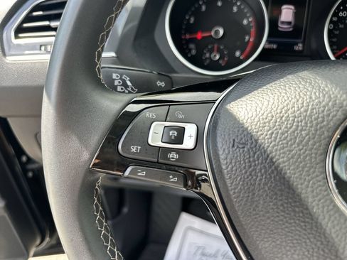 Used 2021 Volkswagen Tiguan SE w/ Panoramic Sunroof Package FWD image 17