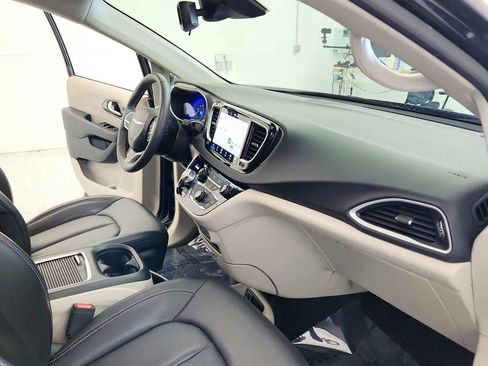 Used 2023 Chrysler Pacifica Touring-L FWD image 31