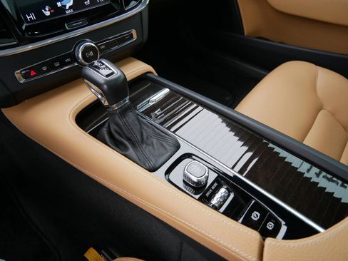 Used 2018 Volvo S90 T6 Momentum w/ Convenience Package image 18