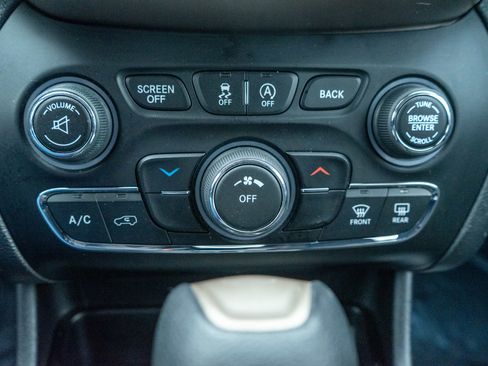 Used 2017 Jeep Cherokee Latitude w/ Cold Weather Group image 19