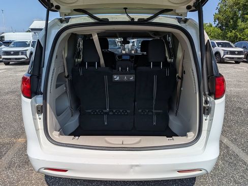 Used 2017 Chrysler Pacifica Touring w/ Tire & Wheel Group FWD image 28