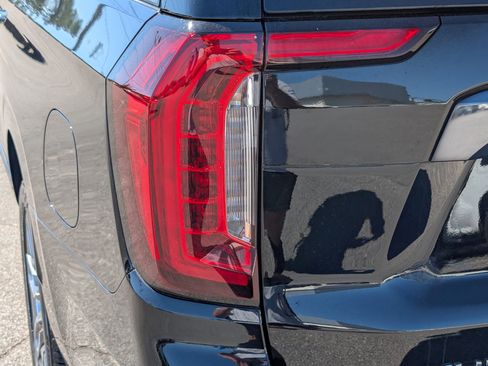 Used 2023 GMC Yukon XL Denali Ultimate image 11