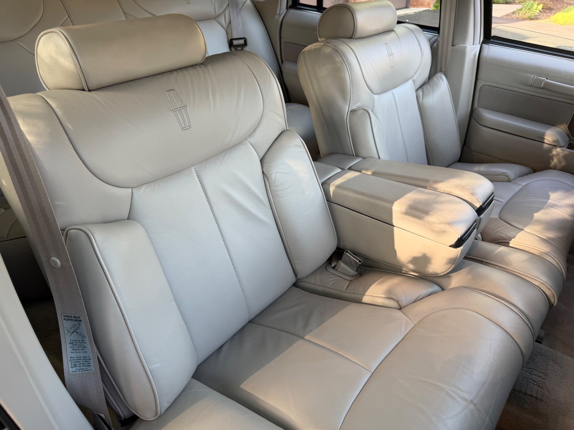 Used 1992 Lincoln Town Car Signature RWD image 12