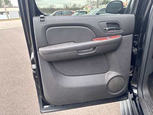 Used 2013 Chevrolet Avalanche LT image 25