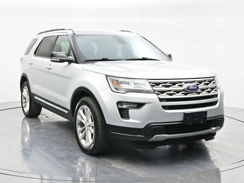 Used 2018 Ford Explorer XLT w/ Equipment Group 202A AWD/4WD image 3