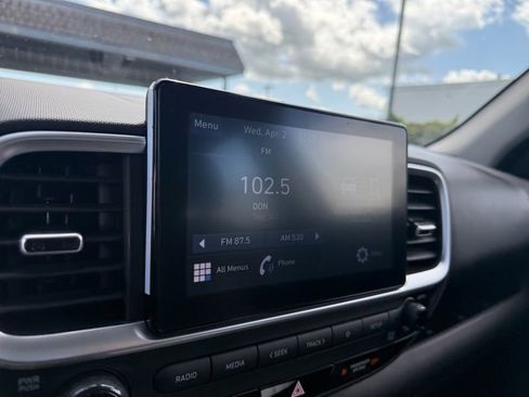 Used 2022 Hyundai Venue SEL image 19