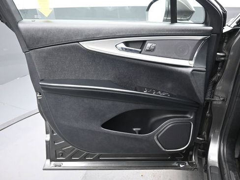 Used 2019 Lincoln Nautilus Select image 9