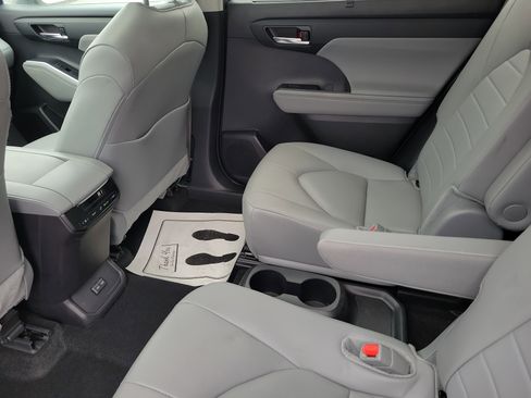 Used 2024 Toyota Highlander XLE image 9