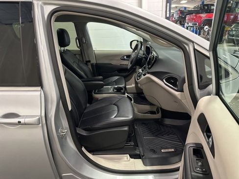 Used 2024 Chrysler Pacifica Touring-L image 11