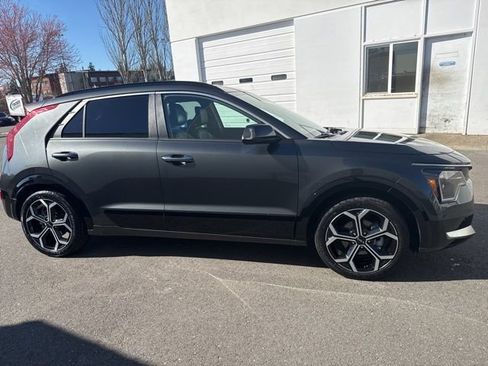 Certified 2023 Kia Niro SX Touring image 4
