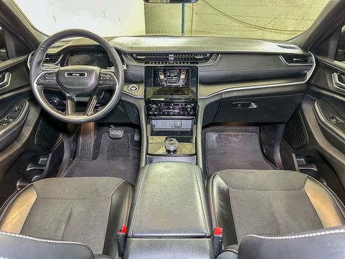 Used 2025 Jeep Grand Cherokee Altitude AWD/4WD image 30