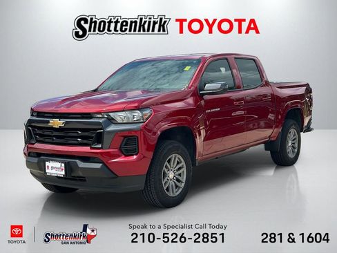 Used 2025 Chevrolet Colorado LT RWD image 1