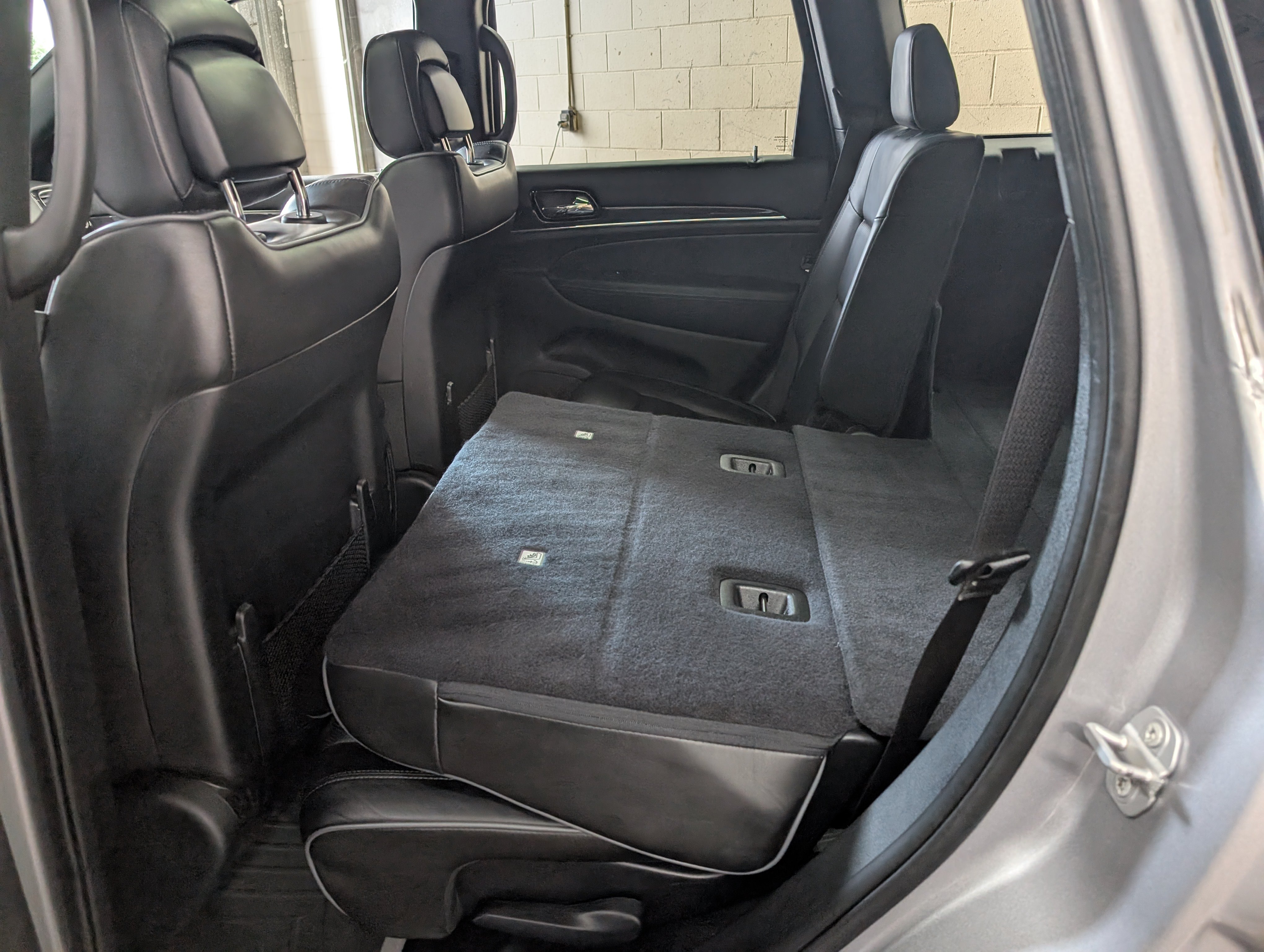 Used 2019 Jeep Grand Cherokee Overland AWD/4WD image 9