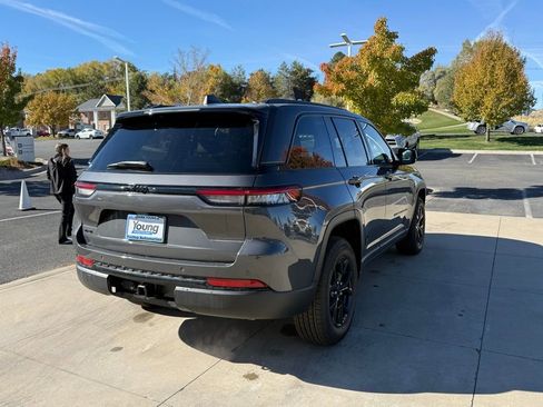 New 2025 Jeep Grand Cherokee Altitude image 9