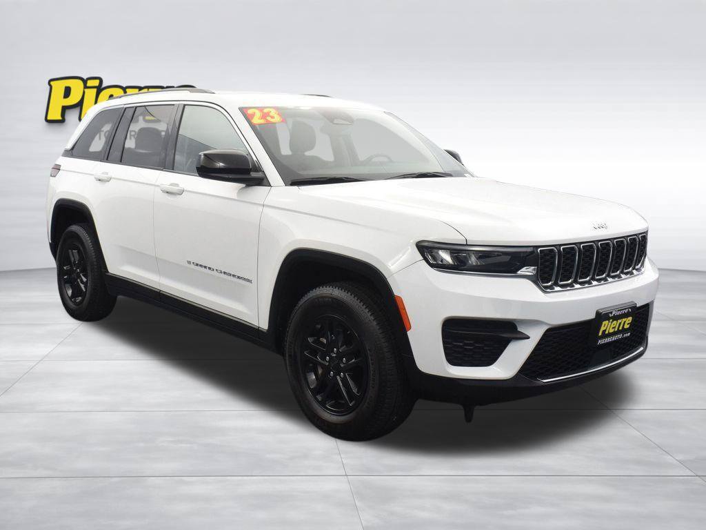 Used 2023 Jeep Grand Cherokee Laredo AWD/4WD image 3