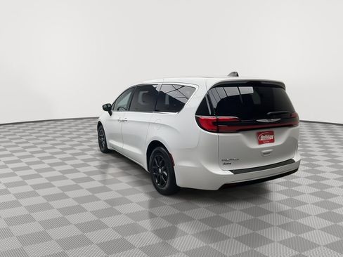 Used 2025 Chrysler Pacifica Select image 36
