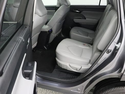 Used 2021 Toyota Highlander XLE FWD image 30