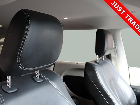 Used 2024 Chrysler Pacifica Touring-L image 23