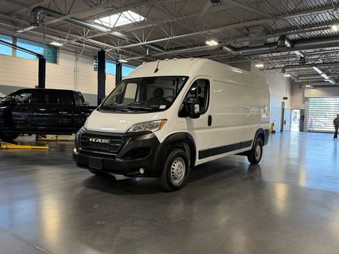 Used 2024 RAM ProMaster 2500 w/ Convenience Group FWD image 3