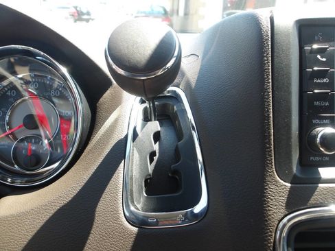 Used 2015 Chrysler Town & Country Touring-L w/ Driver Convenience Group image 17