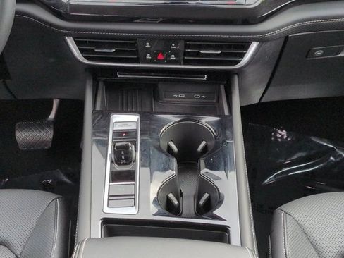 Used 2025 Volkswagen Atlas SE FWD image 18