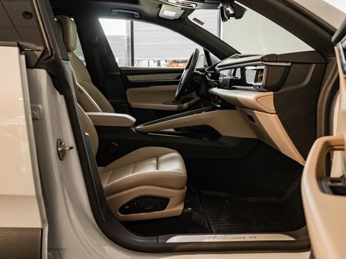 Certified 2025 Porsche Macan 4 Electric image 26