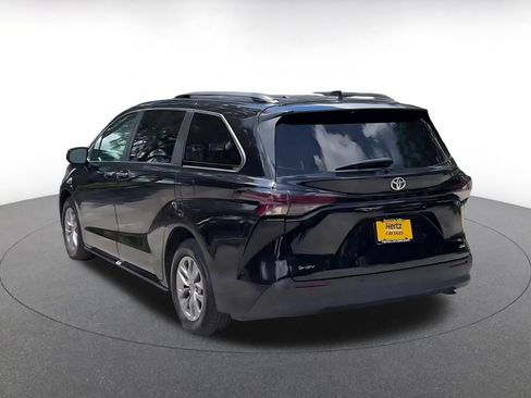 Used 2025 Toyota Sienna XLE FWD image 10