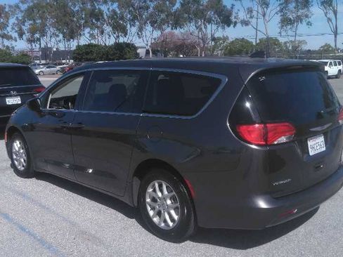Used 2023 Chrysler Voyager LX image 2