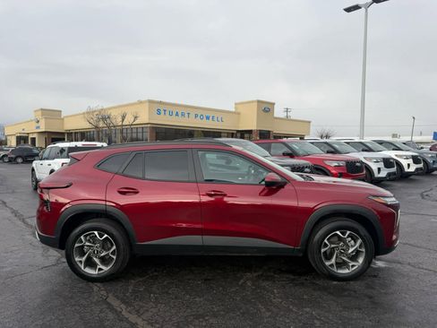 Used 2025 Chevrolet Trax LT w/ LT Convenience Package image 19