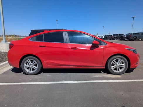 Used 2017 Chevrolet Cruze LT image 4