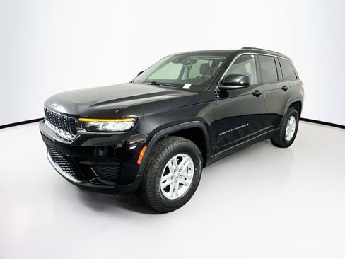 Used 2023 Jeep Grand Cherokee Laredo w/ Trailer Tow Prep Group (B) AWD/4WD image 3