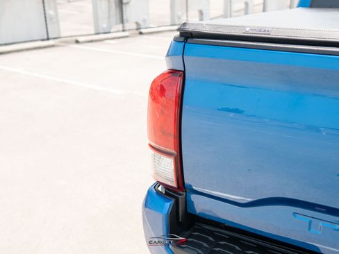 Used 2018 Toyota Tacoma TRD Sport AWD/4WD image 40