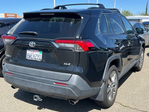 Used 2021 Toyota RAV4 XLE Premium image 4