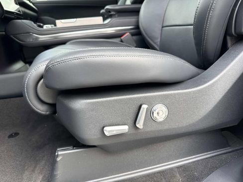 New 2025 Lincoln Navigator Reserve image 23