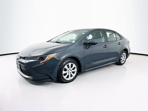 Used 2025 Toyota Corolla LE image 3