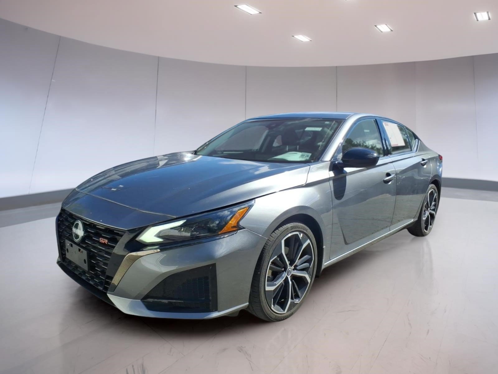 Used 2023 Nissan Altima 2.5 SR FWD image 2