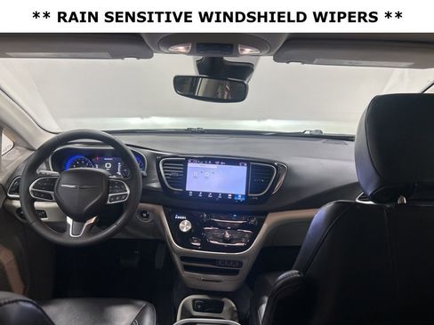 Certified 2024 Chrysler Pacifica Touring-L image 24